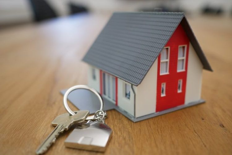 A model house and a set of keys on a table